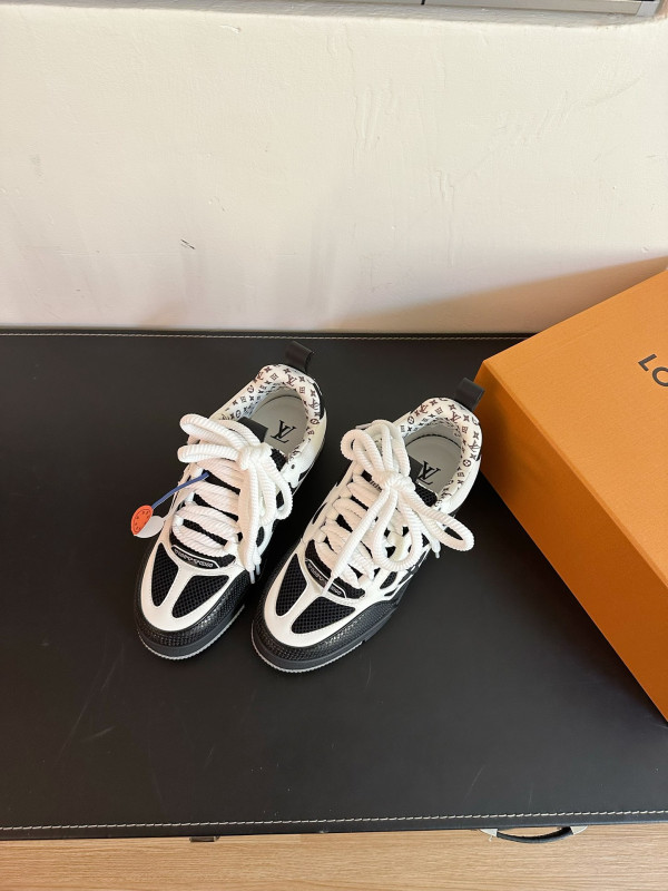 l0*is V*t0n sneakers