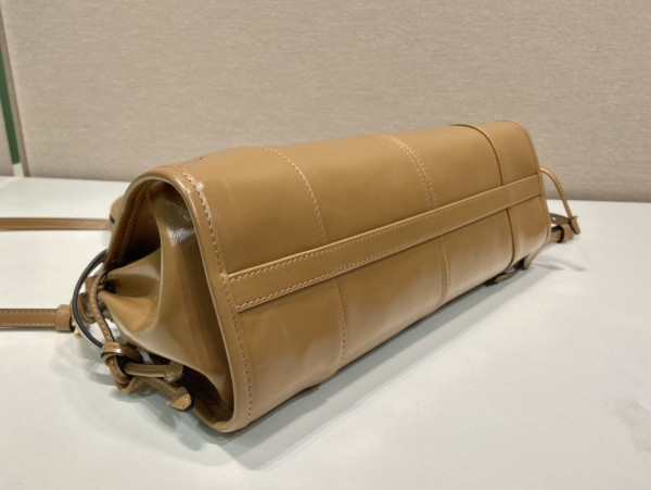 Pra*a medium leather handbag
