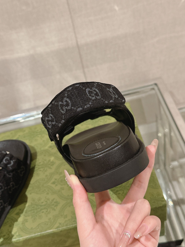 G*u*i slide sandals