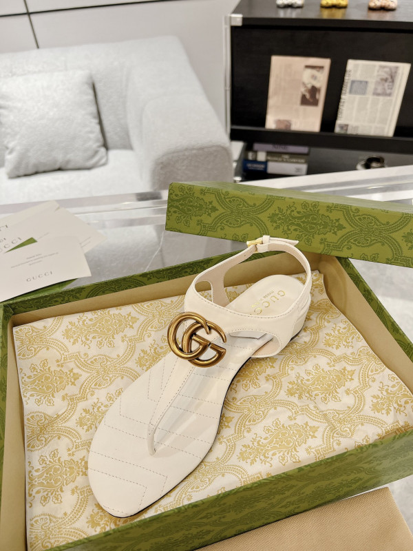 G*u*i slide sandals
