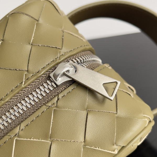 bo*te*ga Ve*ne*ta  intrecciato leather wallet-on-strap