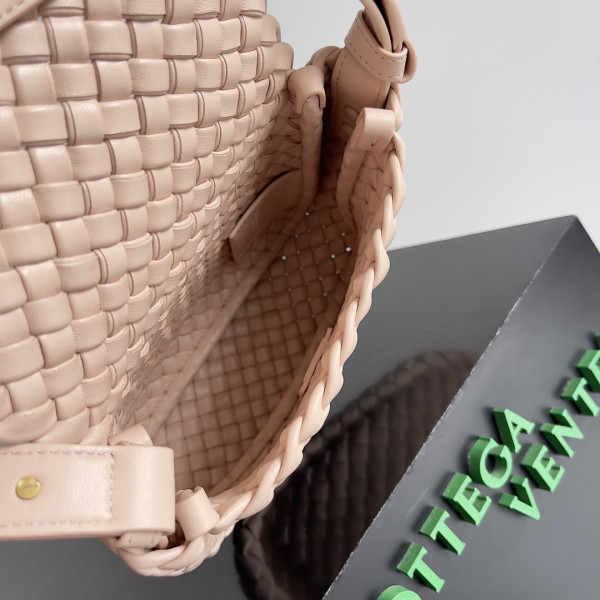 bo*te*ga Ve*ne*ta  mini cobble shoulder bag