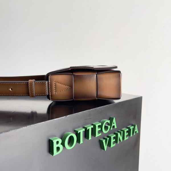 bo*te*ga Ve*ne*ta cassette-23*15*6cm