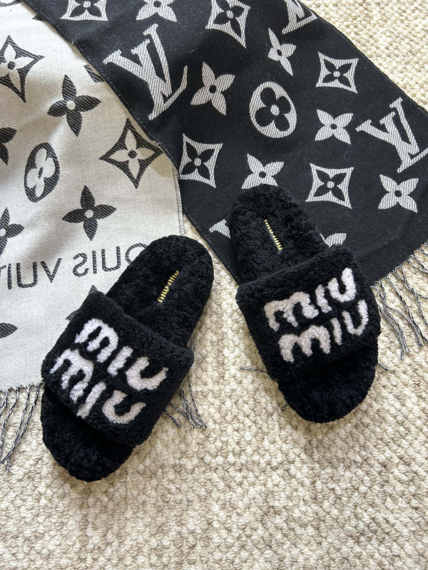 M*um*u sandals