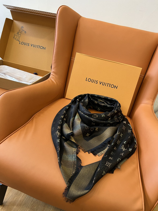 l0*is V*t0n scarf