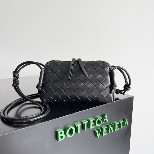 bo*te*ga Ve*ne*ta intrecciato concert pouch