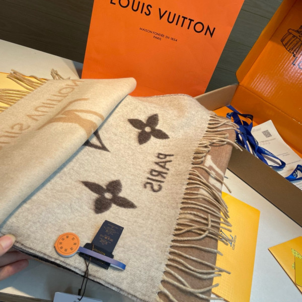 l0*is V*t0n scarf