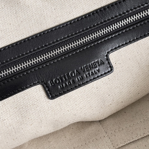 bo*te*ga Ve*ne*ta slim intrecciato briefcase