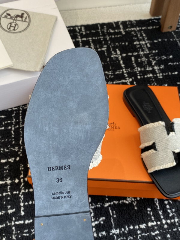 H**mes sandals