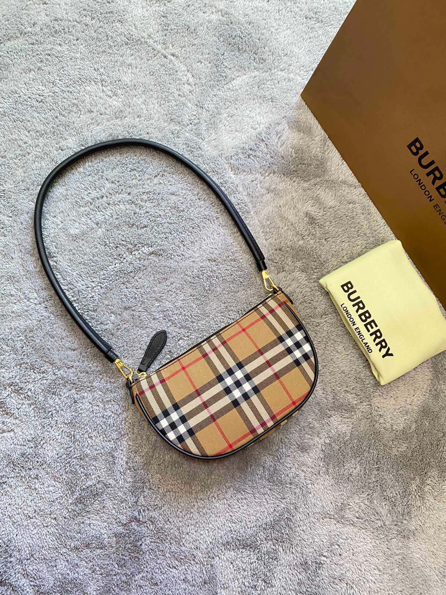 B**rry olympia pouch