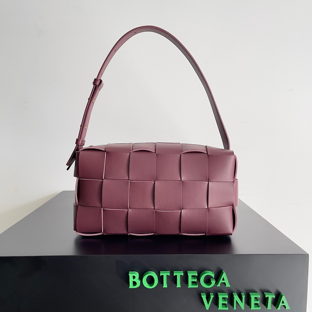 bo*te*ga Ve*ne*ta brick cassette