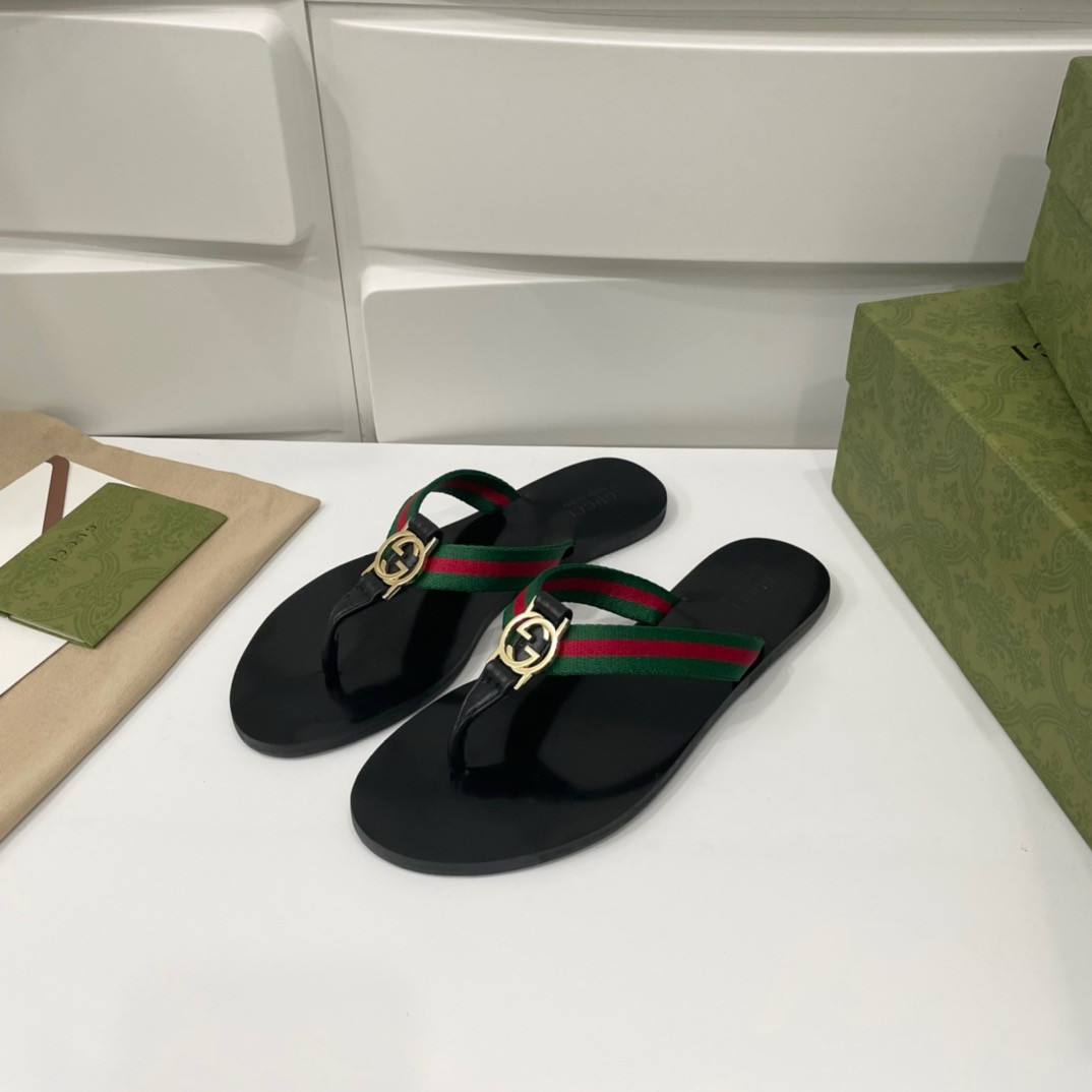 G*u*i slippers