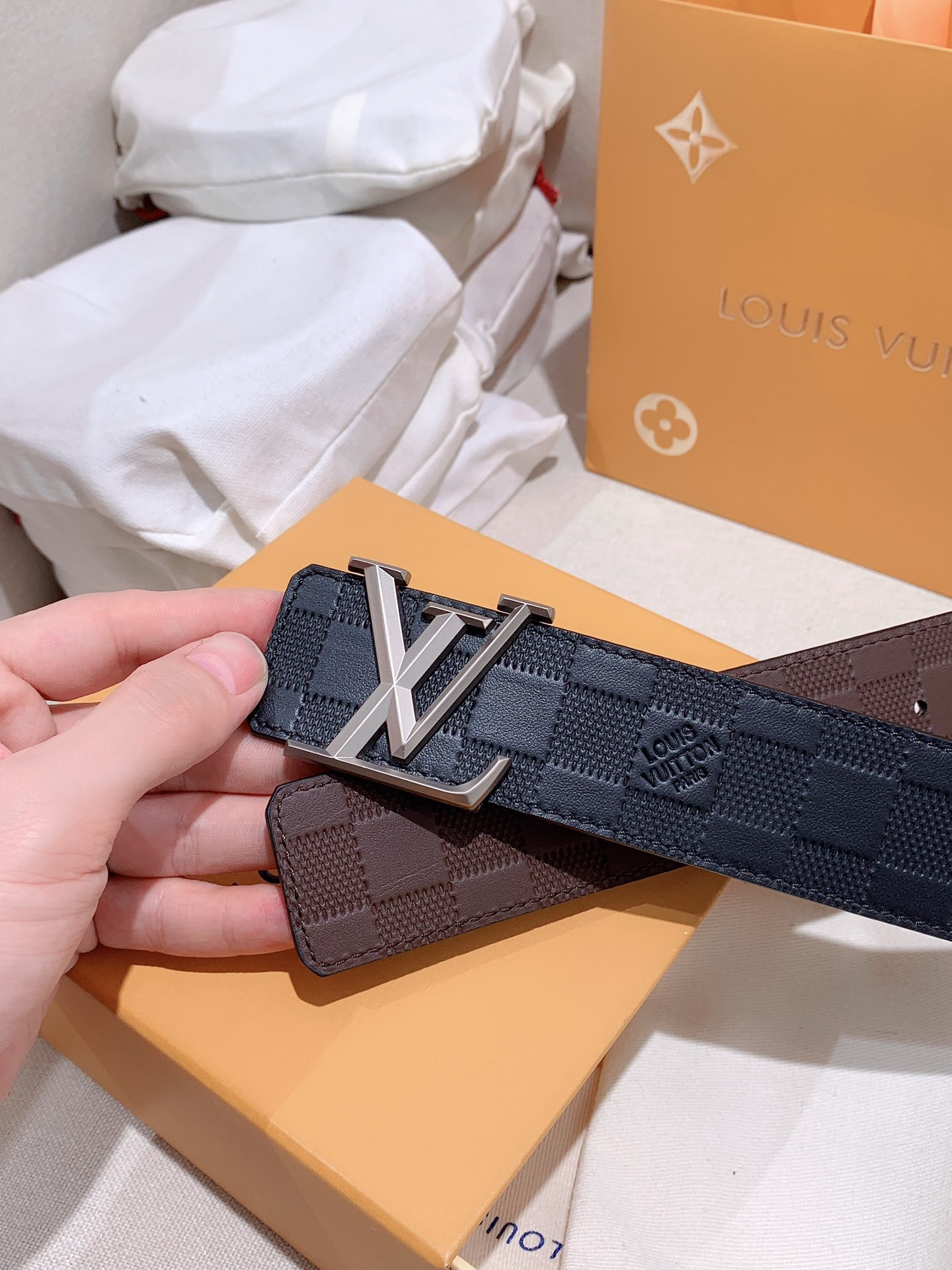l0*is V*t0n belt