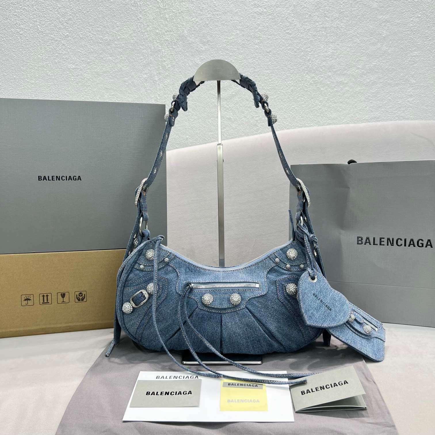 Ba*len*cia*ga women's le cagole small shoulder bag
