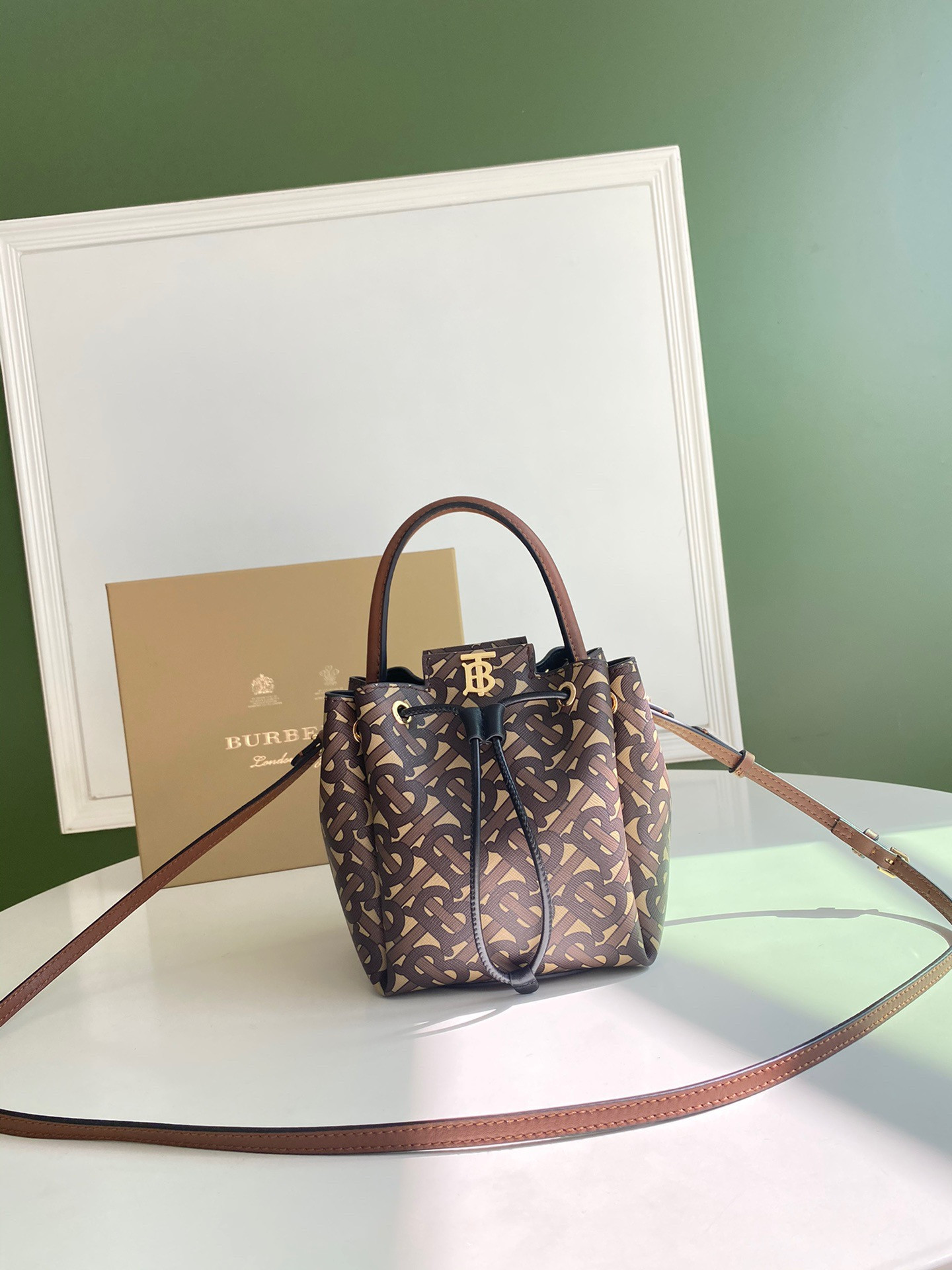 B**rry bucket bag