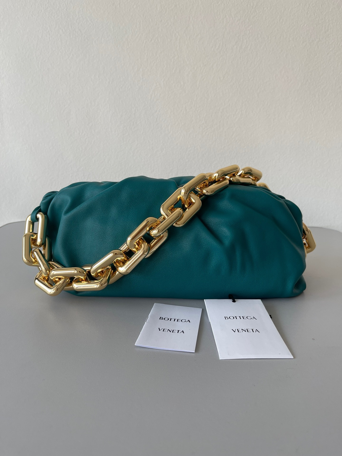 bo*te*ga Ve*ne*ta the chain pouch