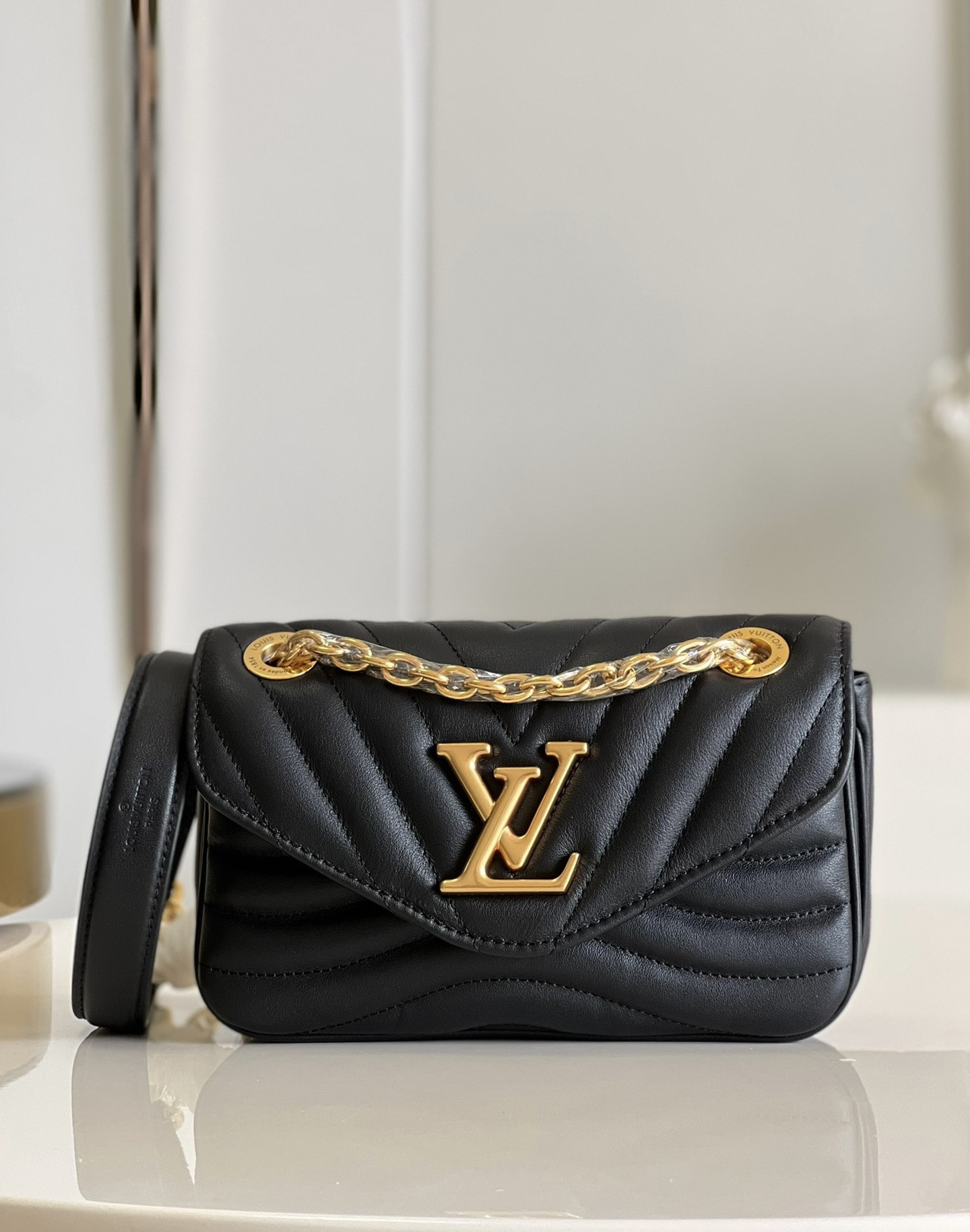 l0*is V*t0n new wave chain bag pm