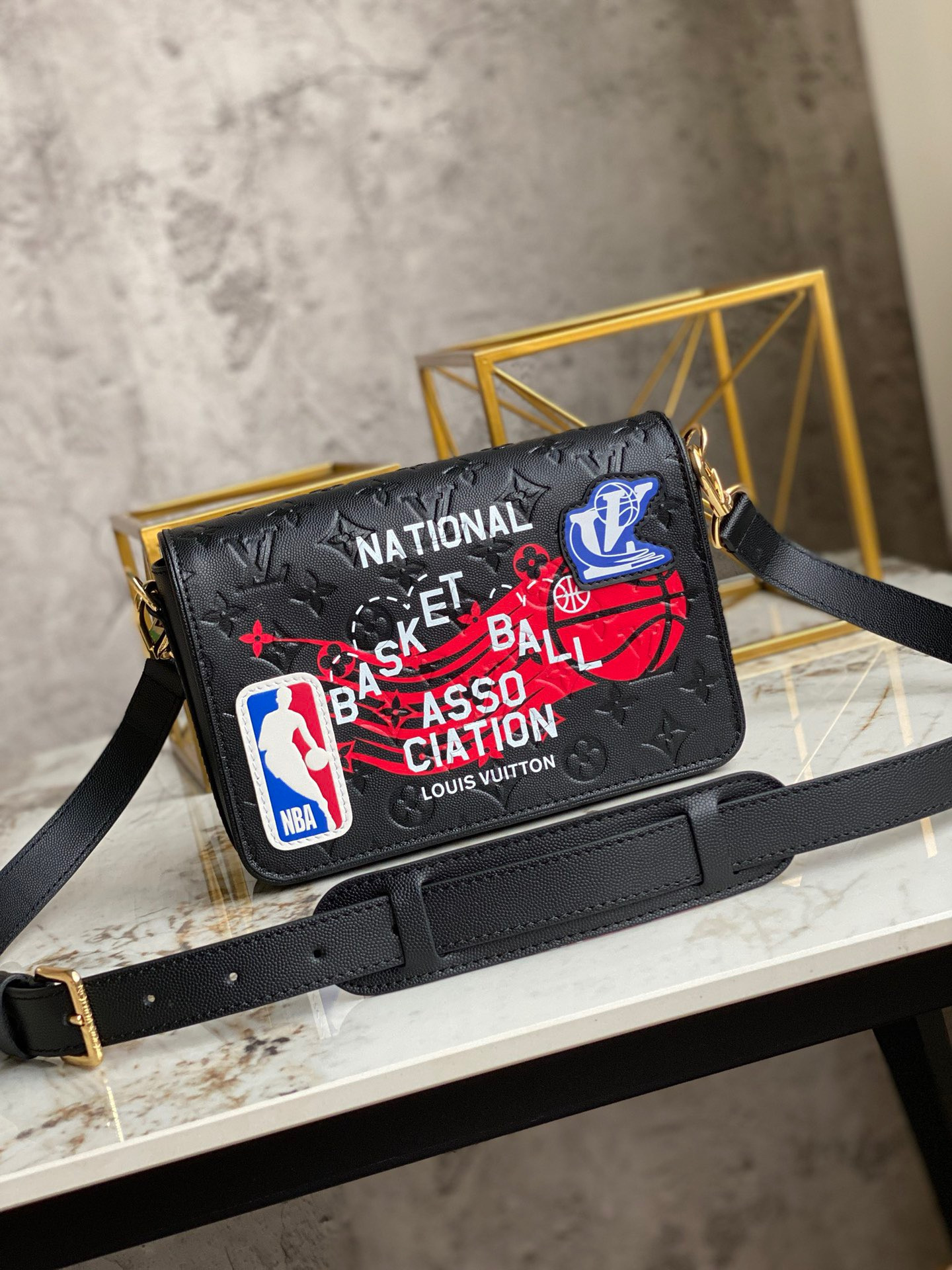 l0*is V*t0n lvxnba studio messenger