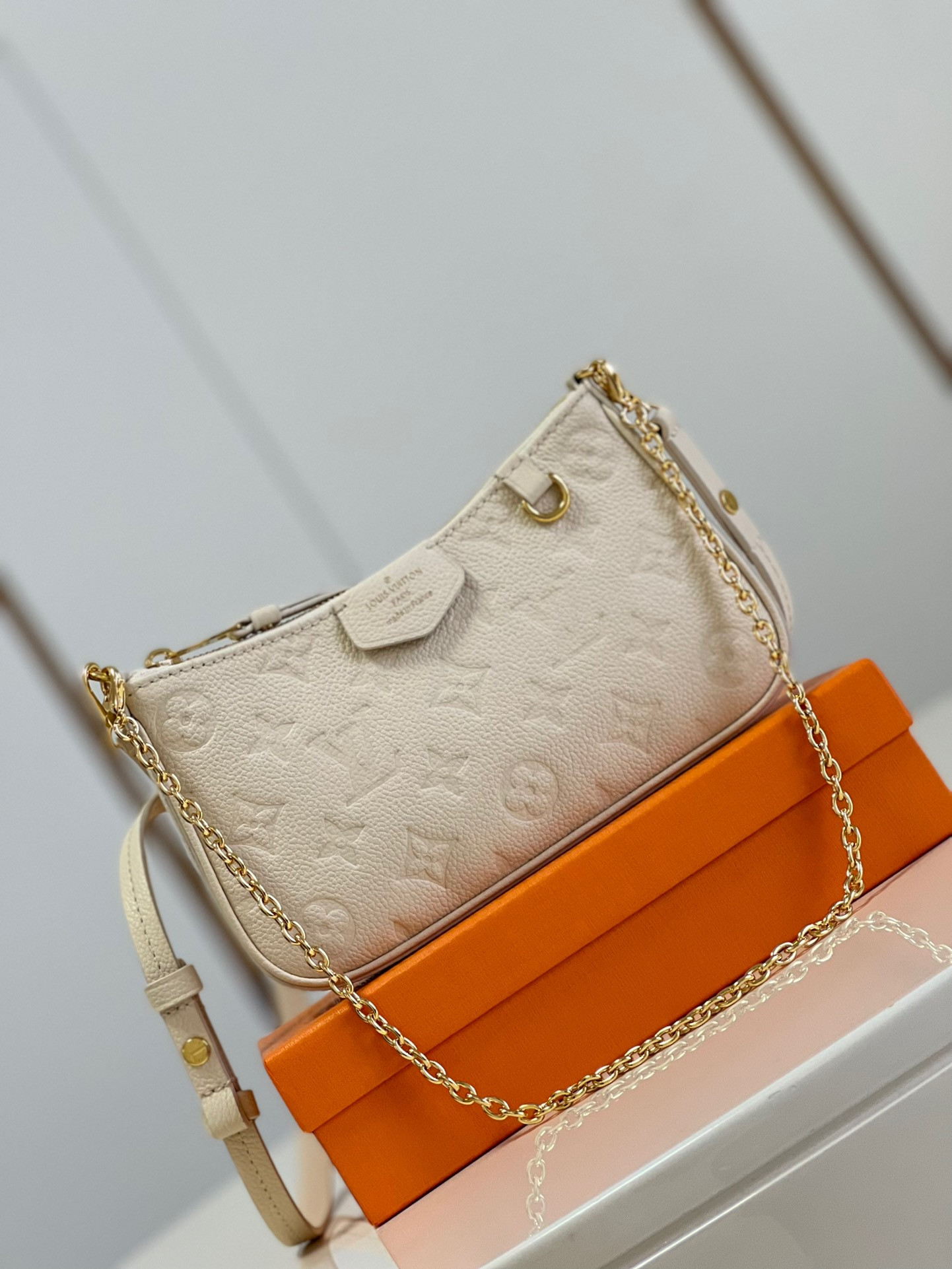 l0*is V*t0n easy pouch on strap