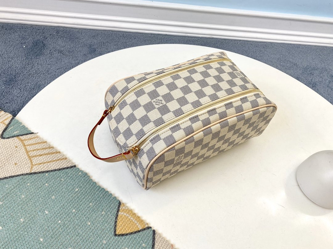 l0*is V*t0n toiletry bag