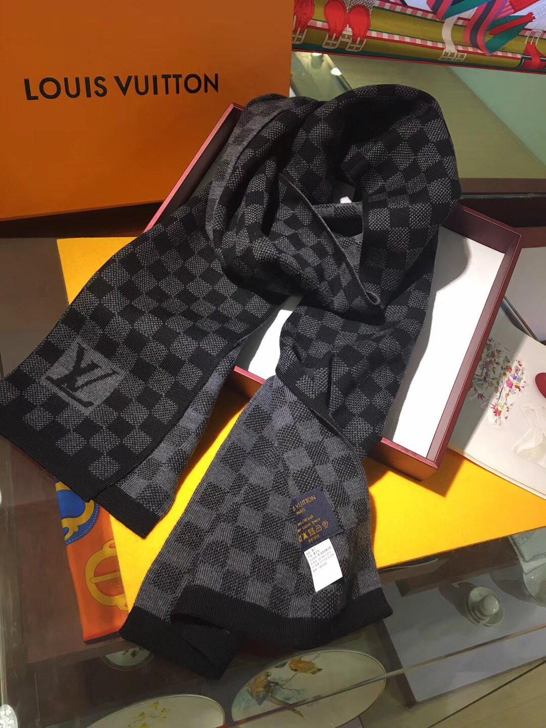 l0*is V*t0n scarf