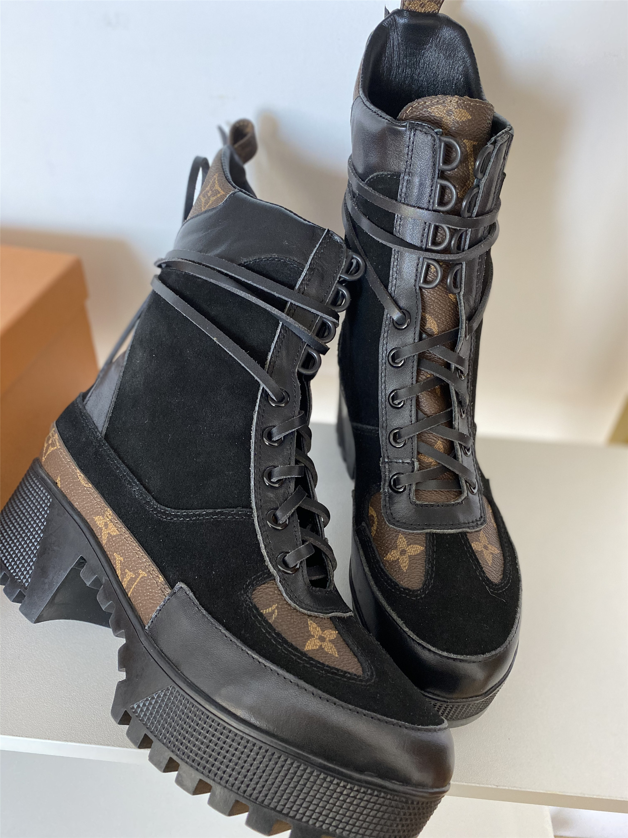 l0*is V*t0n boots