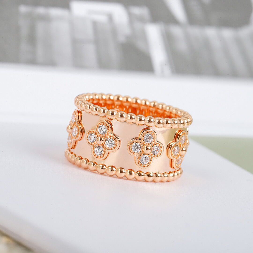 V*N CL*F & arpels  perlée clovers ring