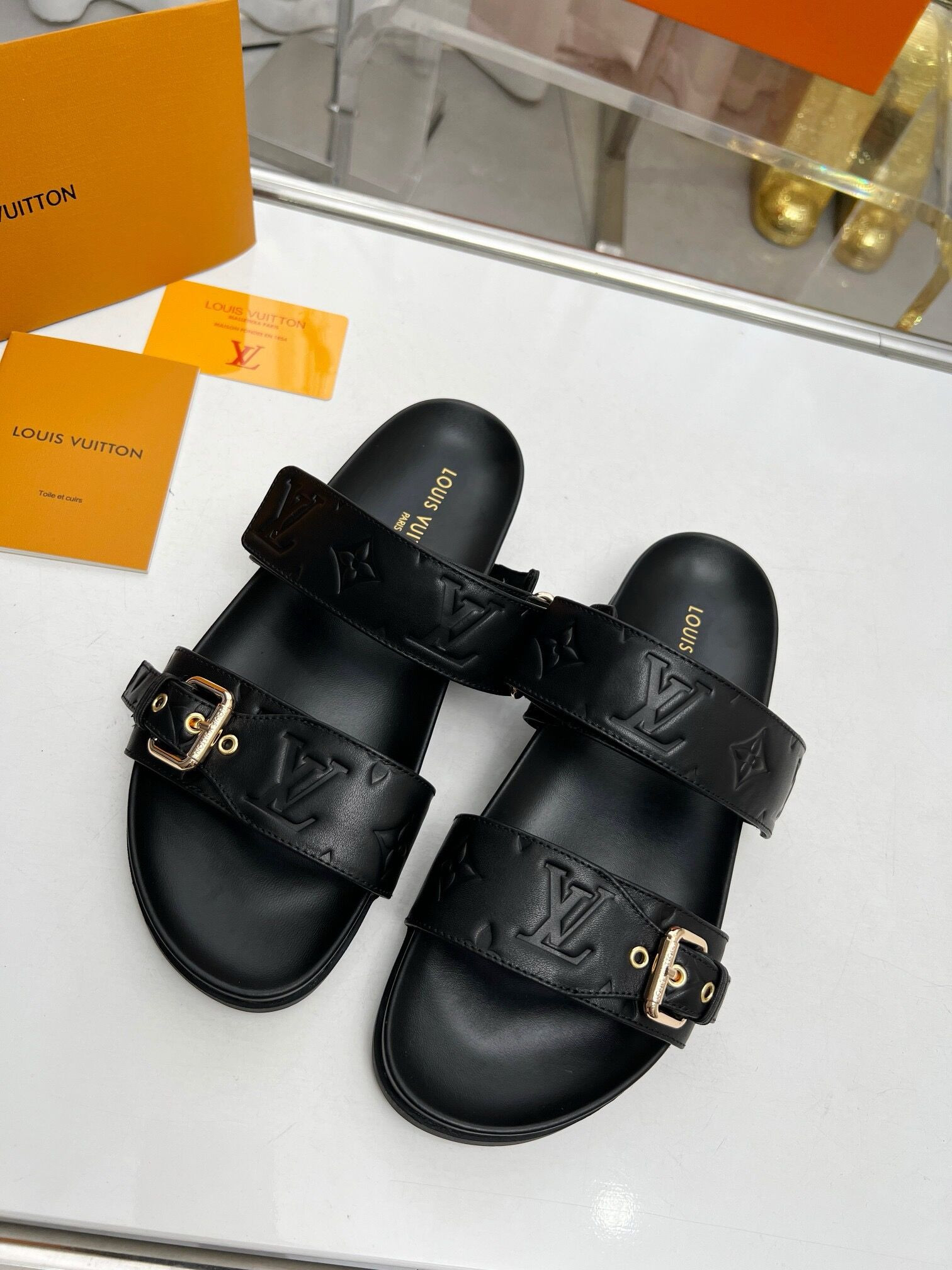 l0*is V*t0n slippers