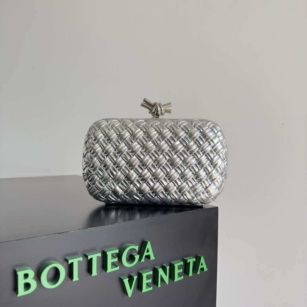 bo*te*ga Ve*ne*ta knot minaudiere