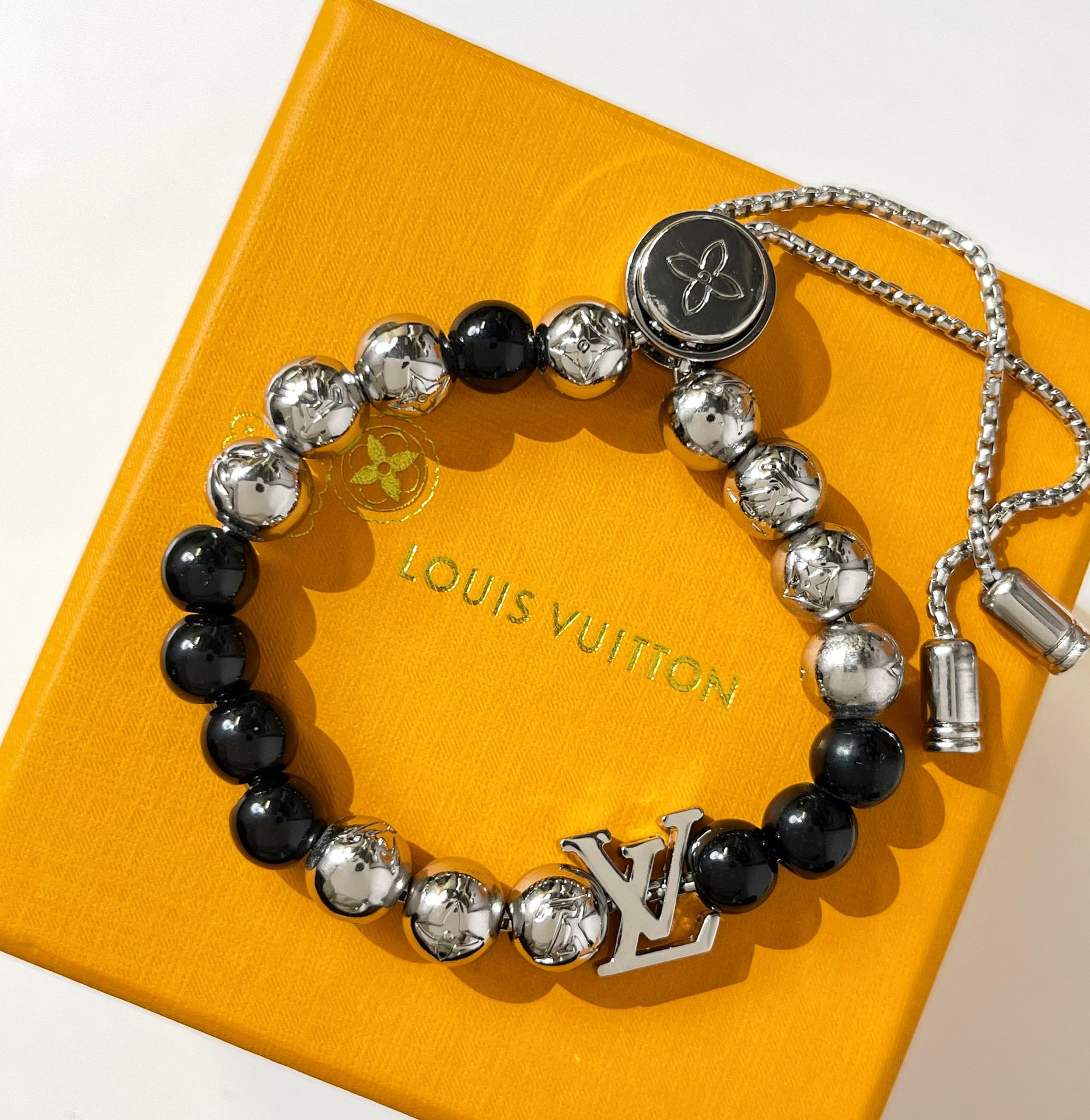 l0*is V*t0n bracelet