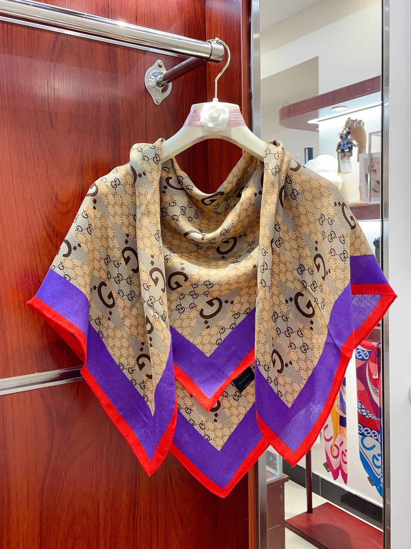G*u*i scarf