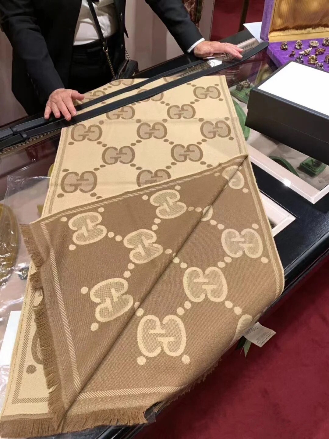 G*u*i scarf