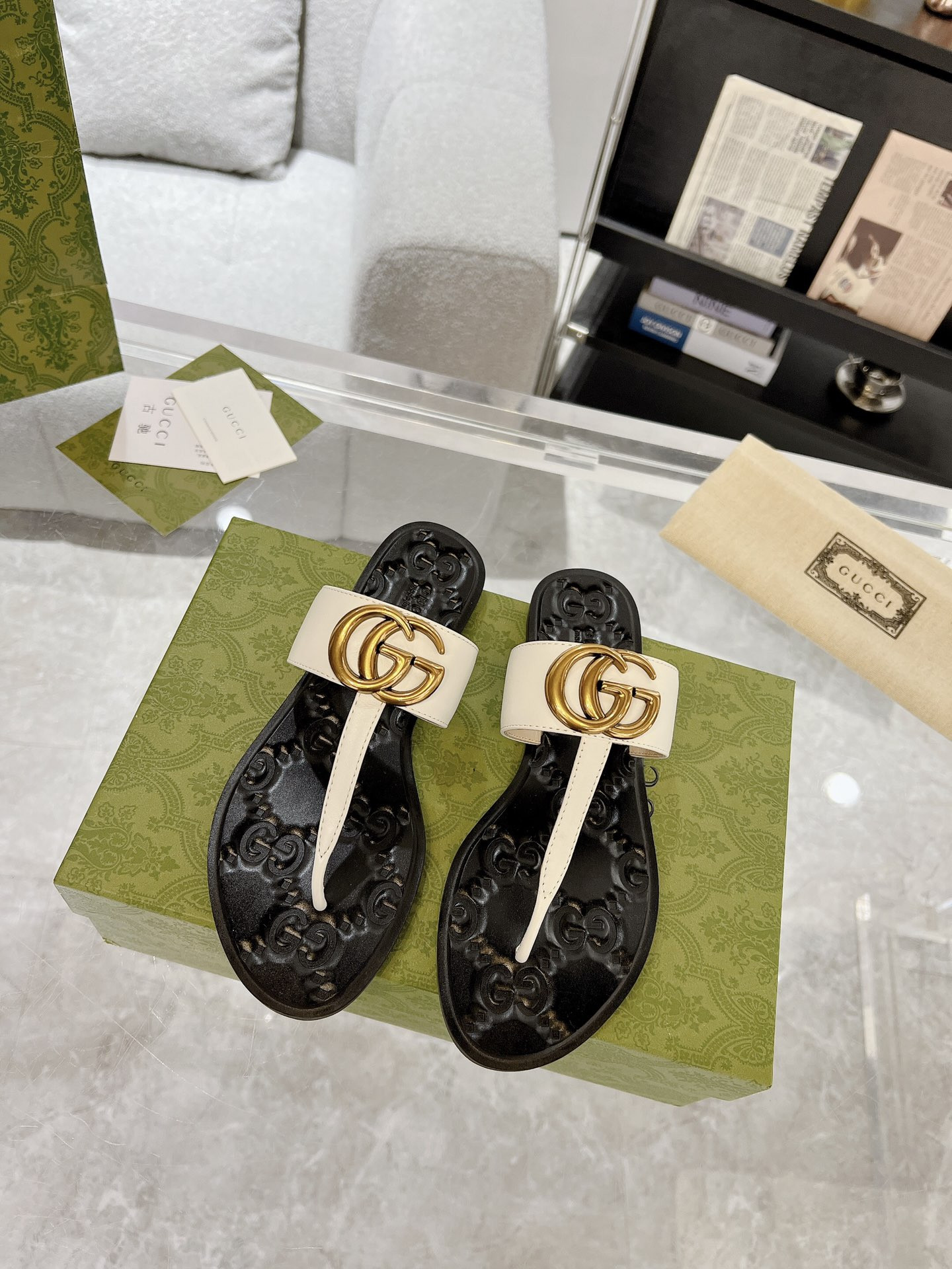 G*u*i slide sandals