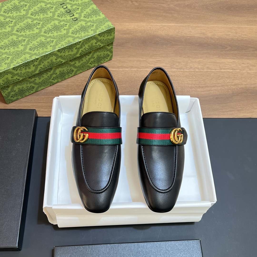 G*u*i men loafer
