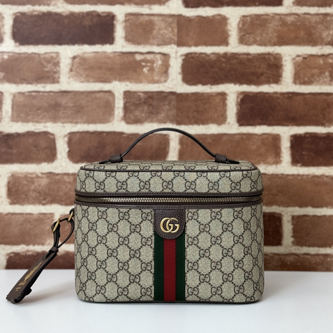 G*u*i porter medium travel bag
