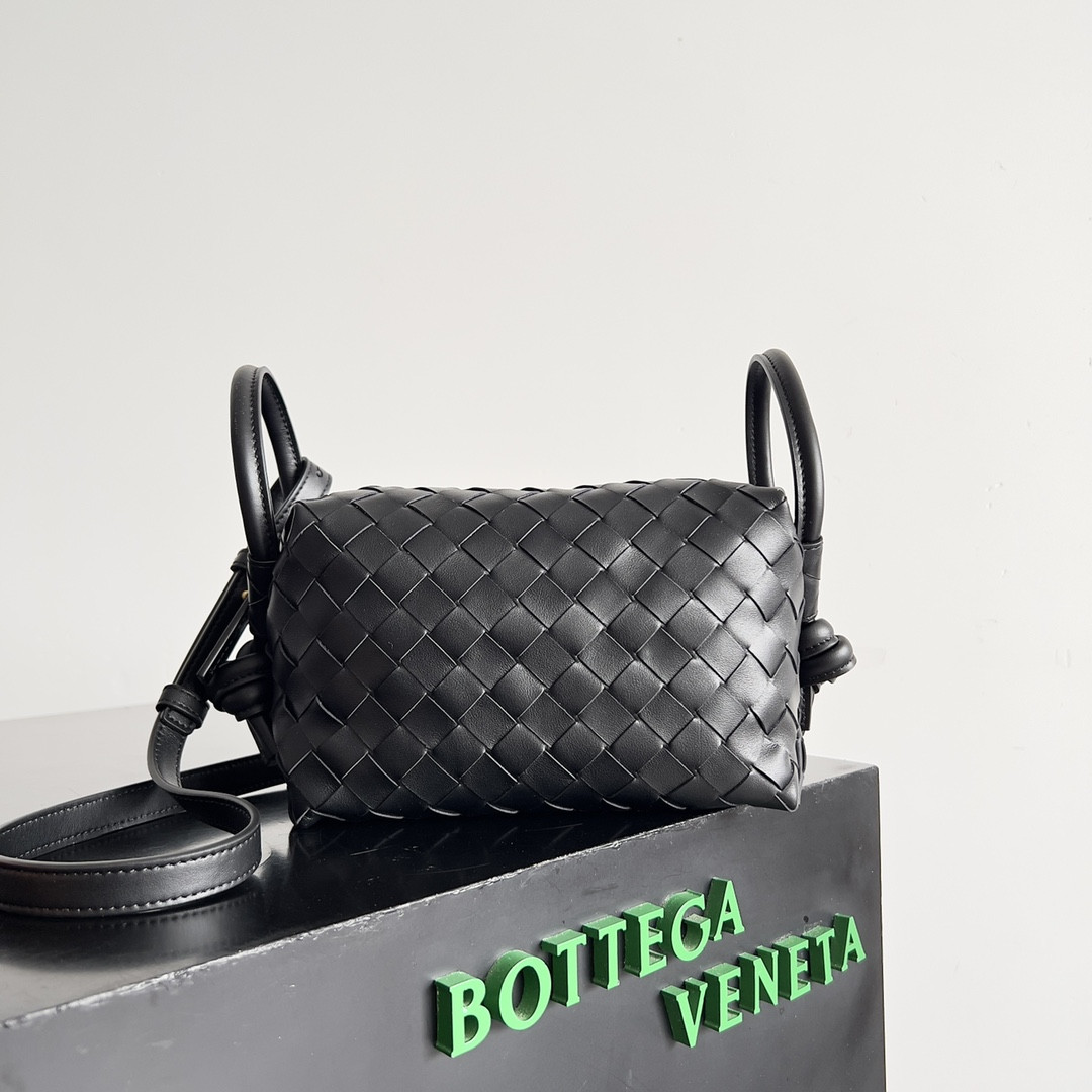 bo*te*ga Ve*ne*ta loop top handle