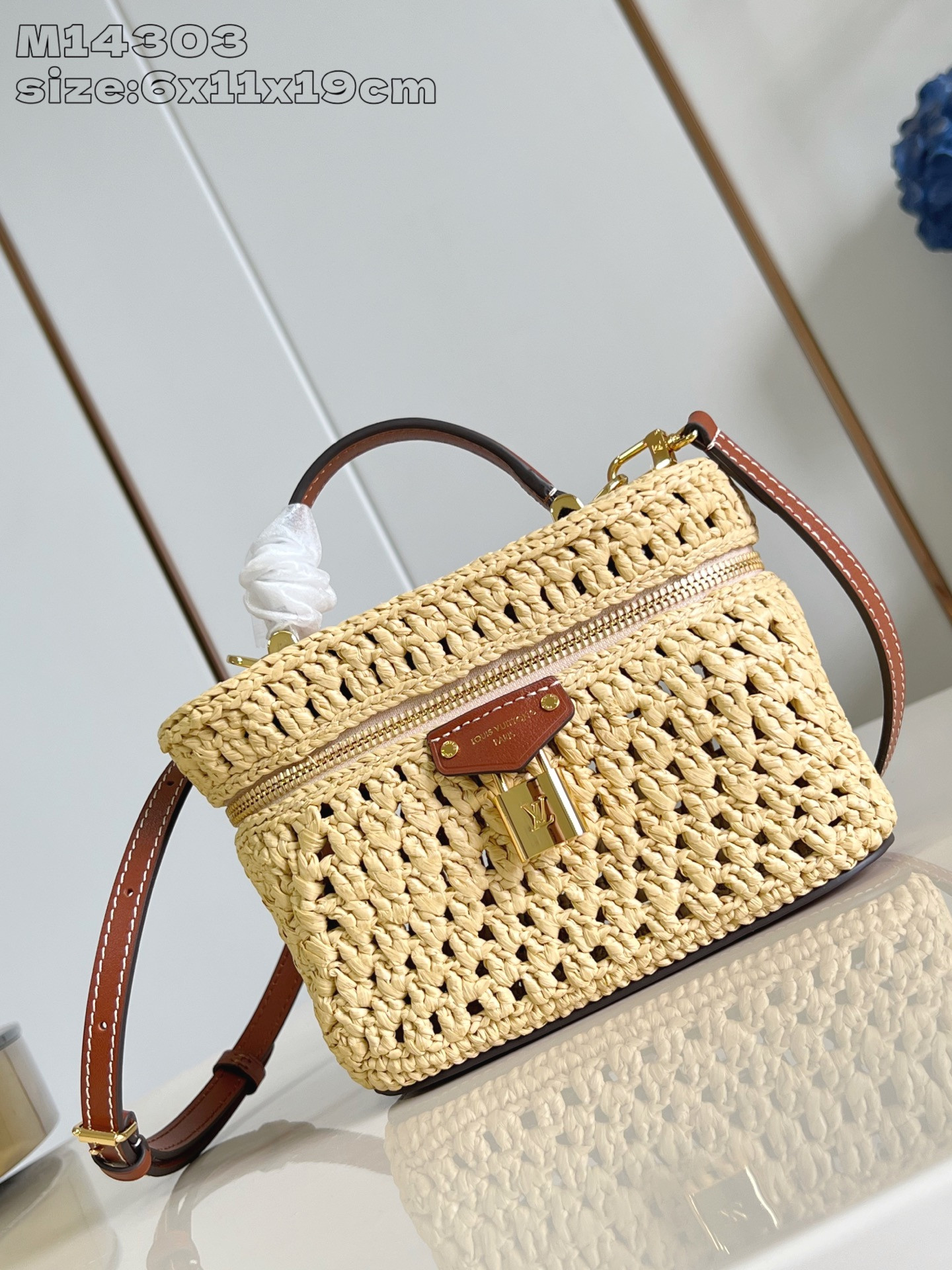 l0*is V*t0n vanity chain pouch natural tan raffia - 19 x 6.5 x 11.5 cm