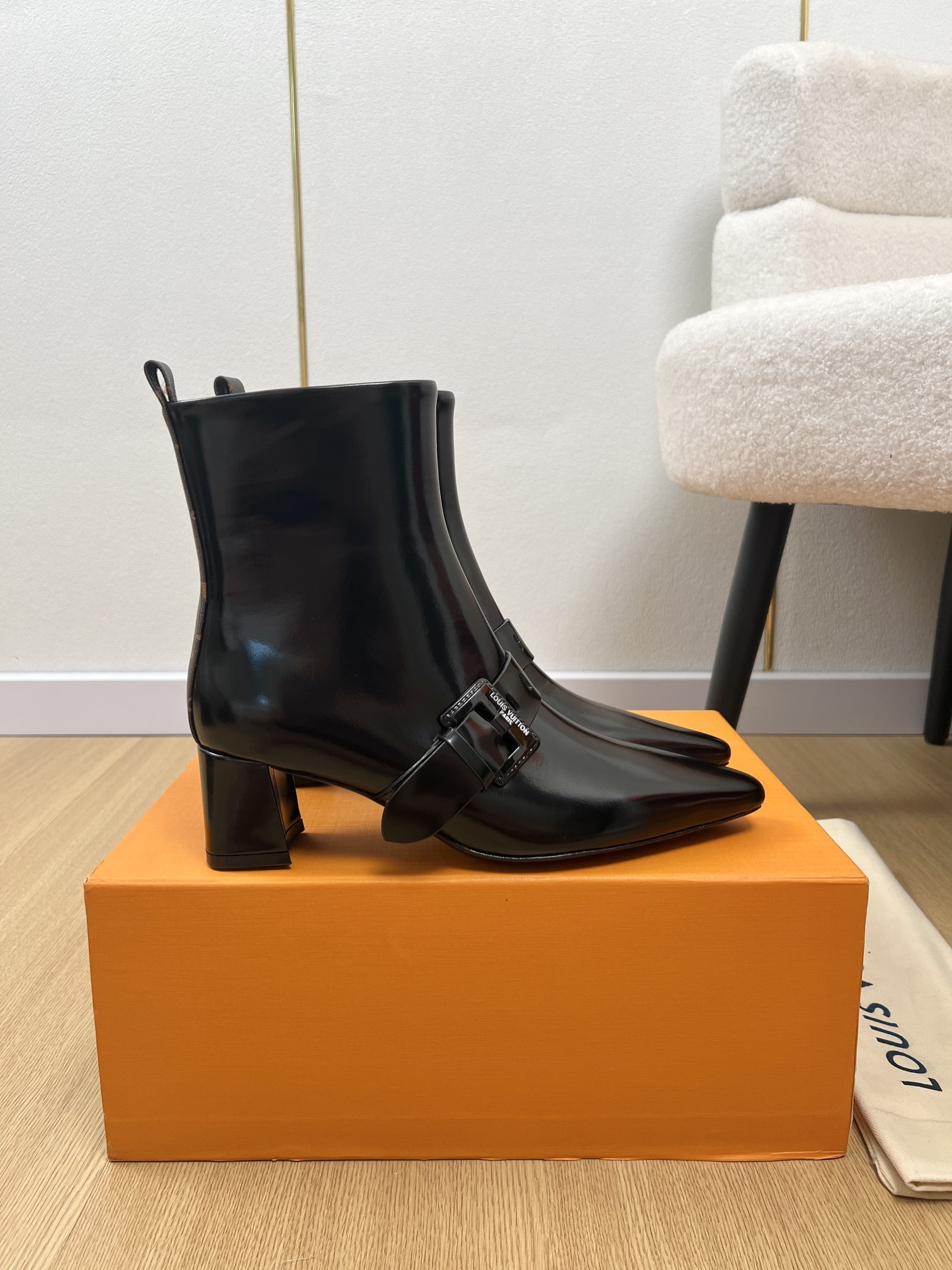 l0*is V*t0n boots